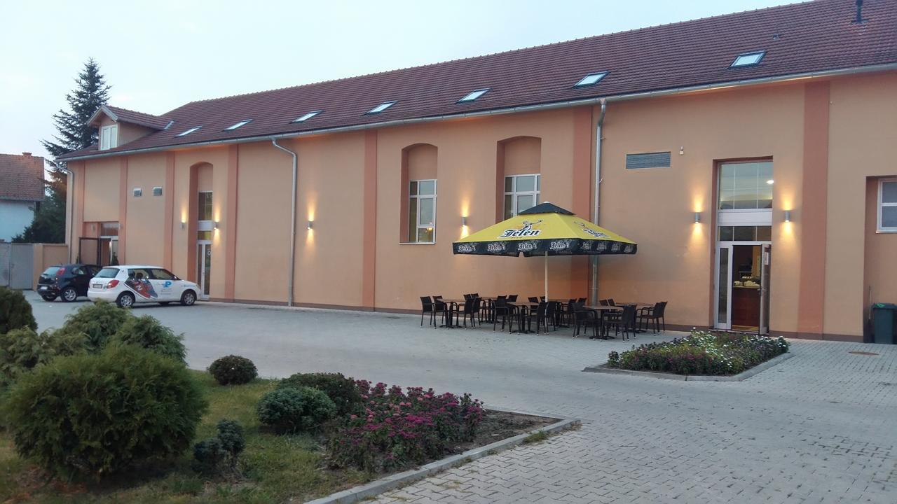 Stari Mlin Hotel Вършац Екстериор снимка