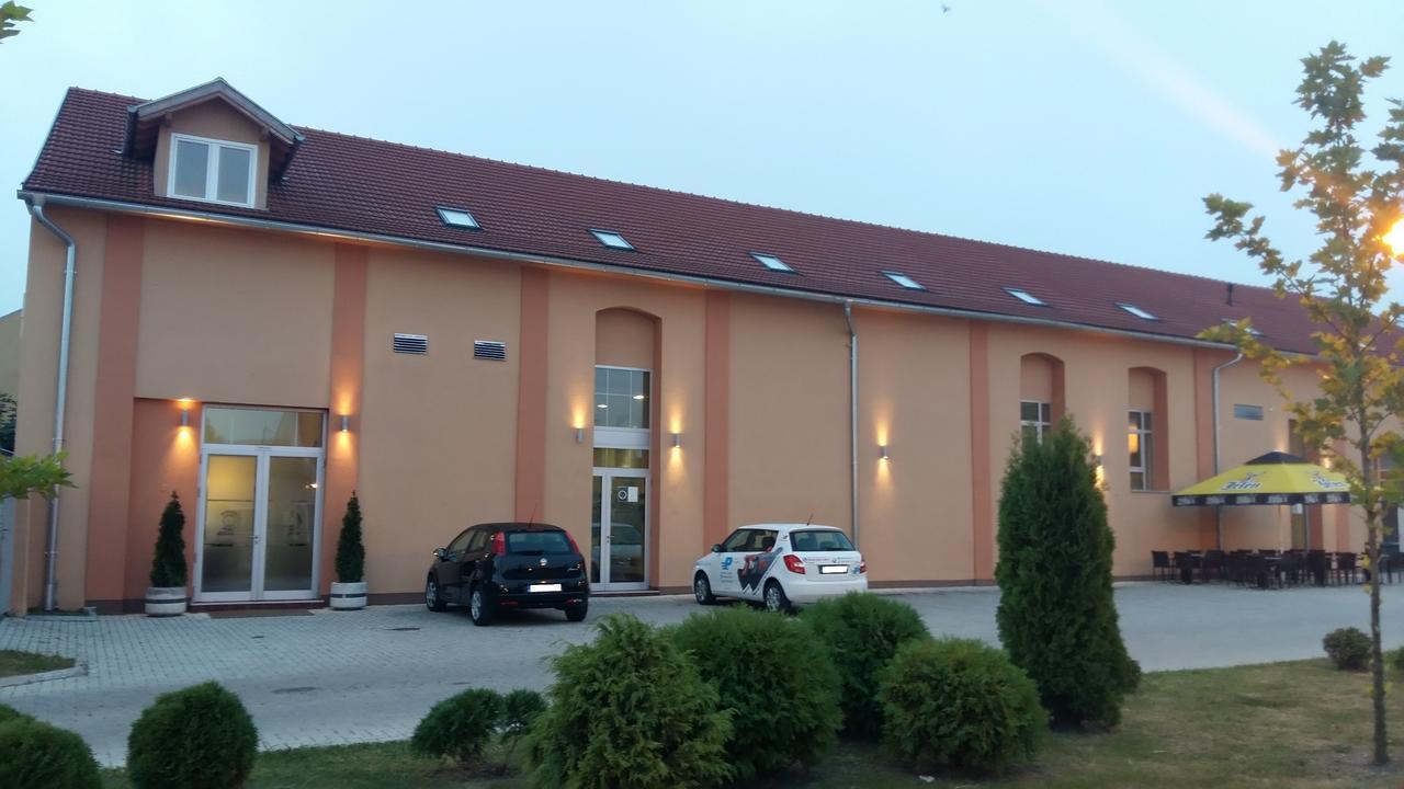 Stari Mlin Hotel Вършац Екстериор снимка